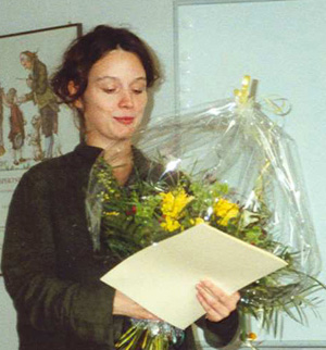 Preisträgerin mit gelben Blumen